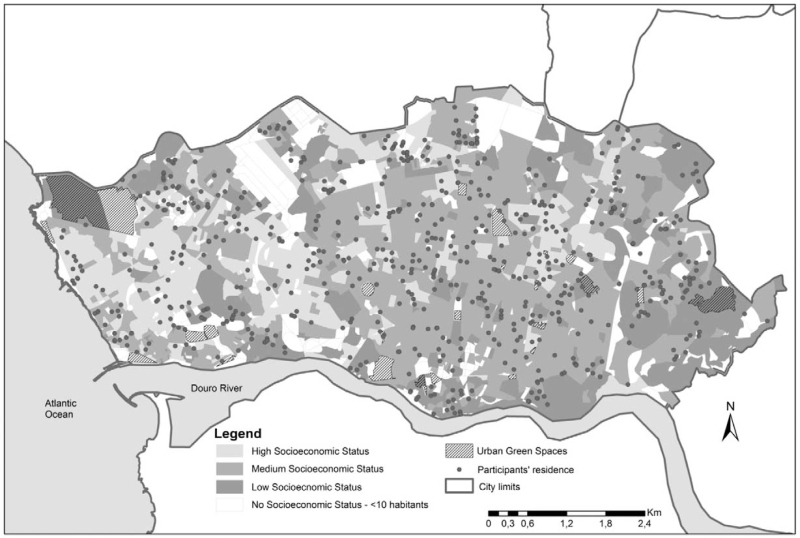 Urban green spaces in the proximity of residences can reduce the effect of socioeconomic inequalities in sports practice among teenage girls.
