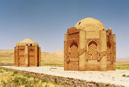 Tomb towers and minarets: analysis of symmetries and geometries of Iranian geometrical ornaments of the Seljuq era. Pictorial requiem for the Kharraqan towers