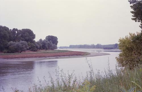 Geographies of inland waterscapes: Thinking with watery places