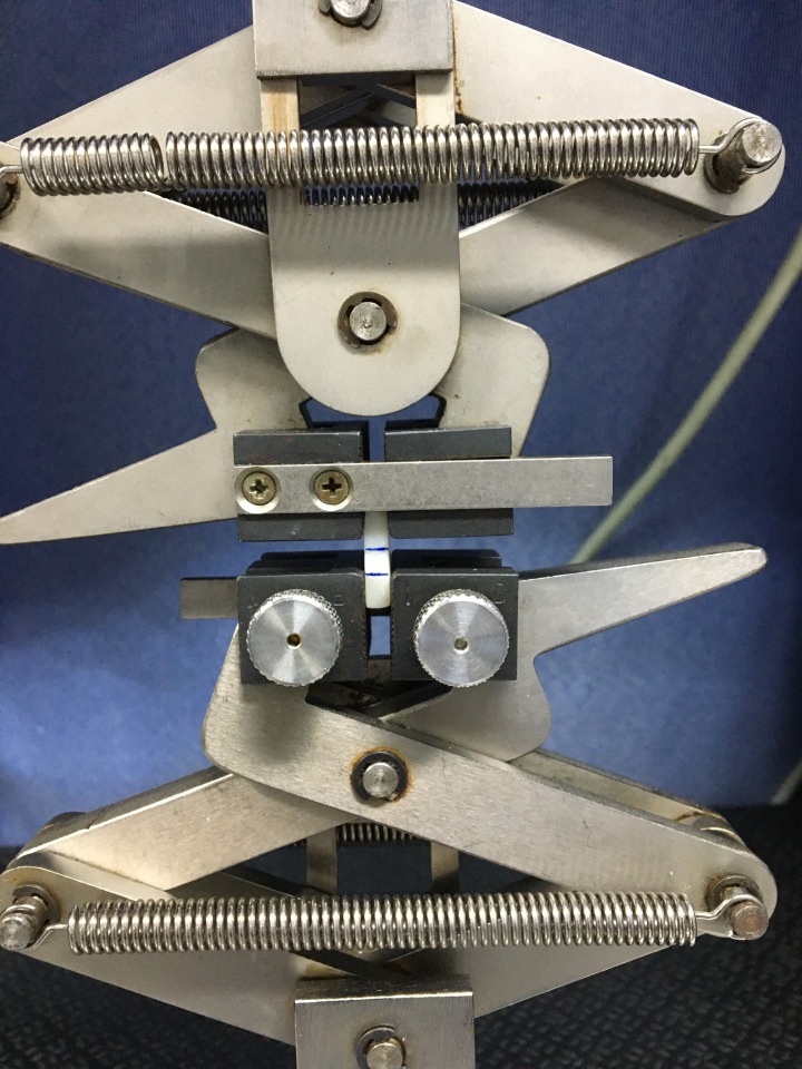Effect of different design and surface treatment on the load-to-failure of ceramic repaired with composite.