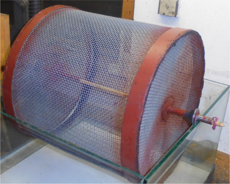 Effectiveness of glycerin-oxalic acid strips and essential oils in controlling <i>Varroa destructor</i> in honeybee.