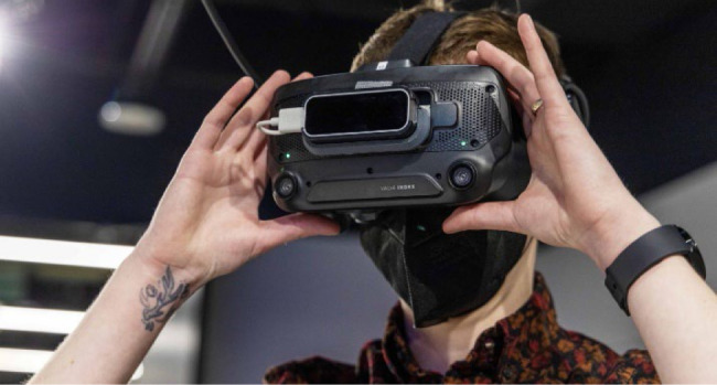 Librarians collaborating with instructors for course integration of virtual reality.