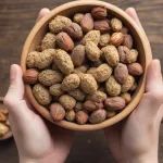 每天一把花生+核桃=年轻5岁？研究发现：带皮烤花生能延缓端粒缩短，核桃还能抗炎防癌，加速思维一整天！