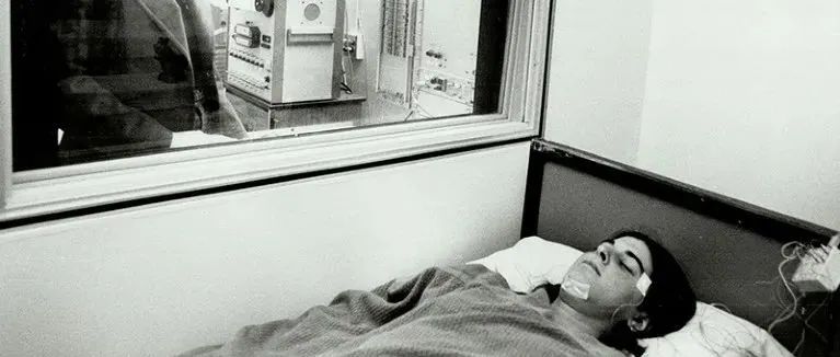 研究人类为何睡觉做梦的科学家们 |《自然》书评