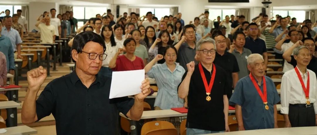 新闻丨凝心聚力共奋进 砥砺前行谱新篇——北京大学物理学院隆重举行"两优一先"表彰会暨"光荣在党50年"纪念章授予仪式