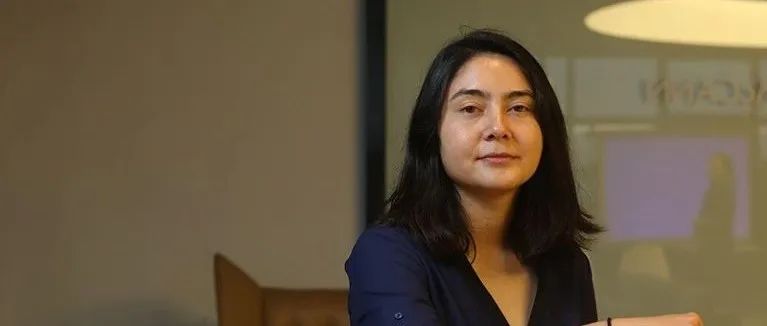 她，一脚踢翻硅谷神话！Theranos骗局的22岁吹哨人Erika Cheung | 自然职场