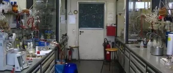 来感受一下德国某大学化学实验室！