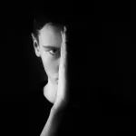 男性确实更易「我不要你觉得，我要我觉得」？研究表明：睾酮激素会抑制“顺从他人期待”的亲社会行为，且在特质主导性高的个体中更明显