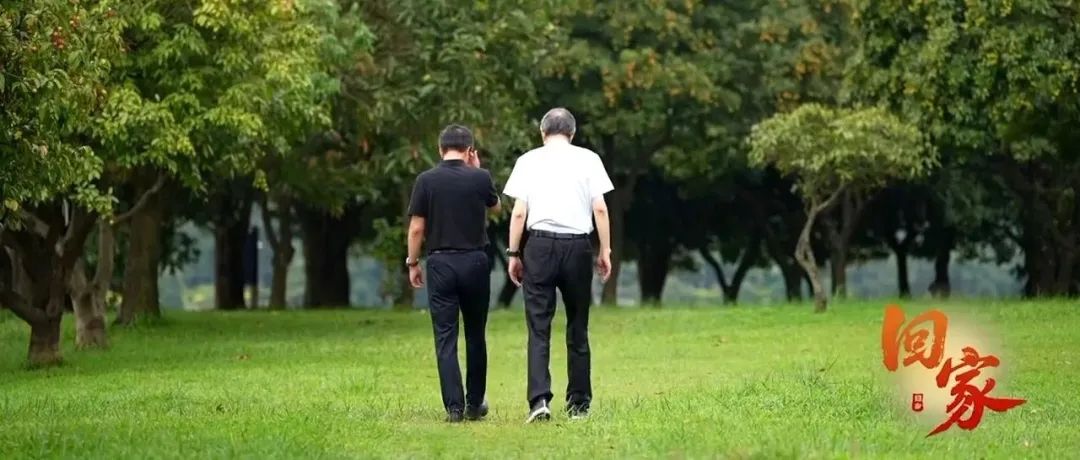 市民认出《新闻联播》里的人后，悄悄为他们买单…