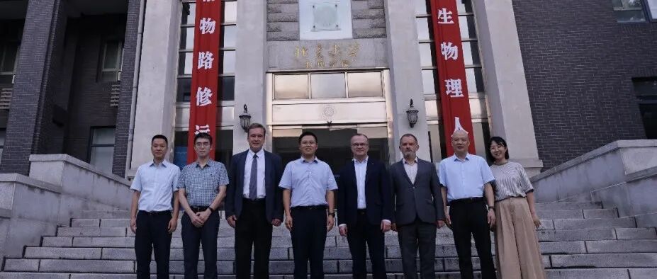 新闻丨俄罗斯国立研究型高等经济大学（HSE）代表团访问北京大学物理学院，深化国际交流与合作