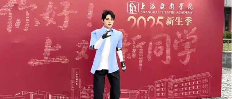全国首位机器人博士生报到入学；哈佛教授称近地小行星3I/ATLAS或由“外星人操控”攻击地球 | 科研圈日报