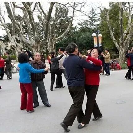 证据来了！首都医科大学贾建平团队发现不喝酒、不抽烟、定期运动及积极社会接触等健康的生活方式可延缓记忆衰退