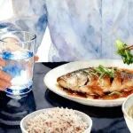 「吃饭时爱喝水/汤」是健康 or 不健康？三项研究科学解读：米饭配茶水会加速胃排空，让血糖飙升；控糖者更适合带颗粒的浓稠汤