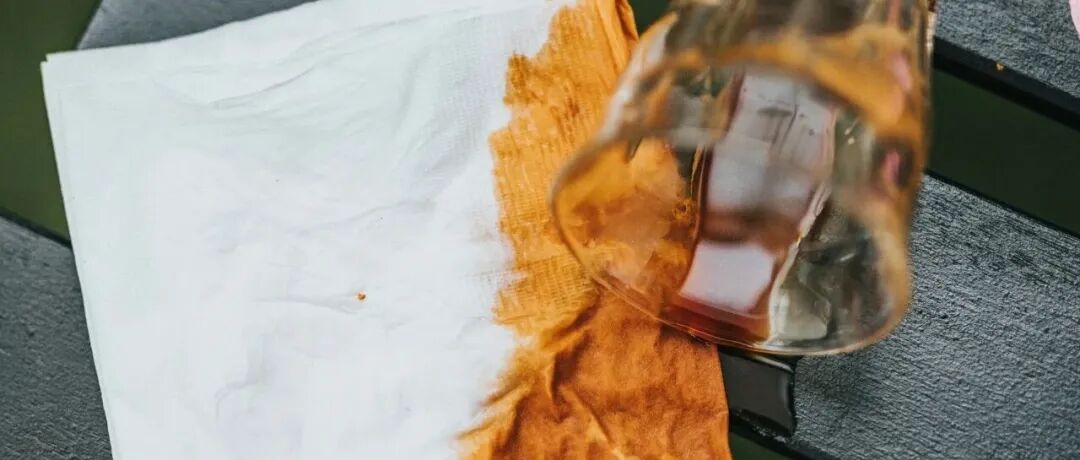 一穿白衣服就会溅到油，这是油的问题，不是你的问题