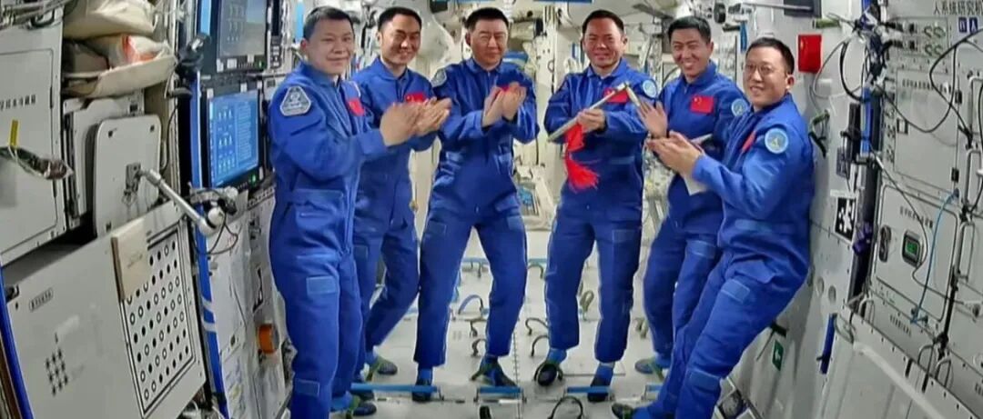 神舟二十号飞船疑遭空间微小碎片撞击，载人返回任务推迟；日行3000步也能延缓阿尔茨海默病发病 | 科研圈日报