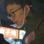 这2名三甲医生下班摆摊卖麻辣拌的背后原因！