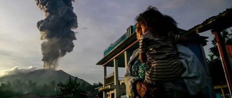 大规模火山爆发后的“末日”是啥样？通过皮肤给药胰岛素；让细菌为人类干活 | Nature Podcast