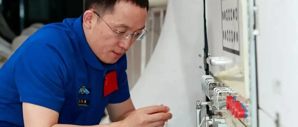 大连化物所张洪章研究员，在中国空间站开展电化学实验！
