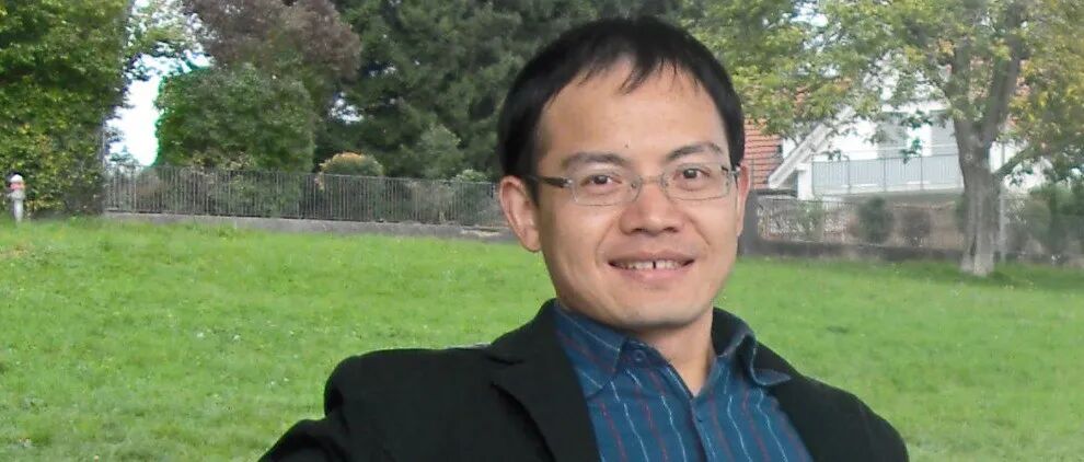 本科毕业于长江大学，硕士毕业于华中农业大学，博士毕业于中国科学院，河北大学教授以通讯作者身份发表《PNAS》