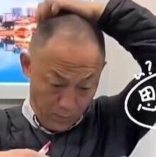 导师在地铁改博士论文被拍,网友:“边看边挠头,越看越发愁”