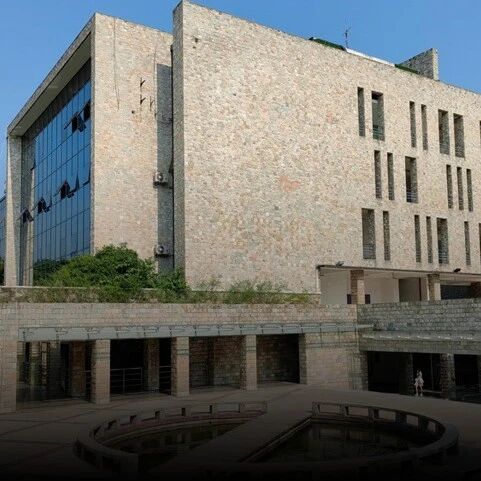 重庆大学电镜实验室爆炸致1名学生死亡/印度一大学应届博士论文AI代写和抄袭比例高达95%