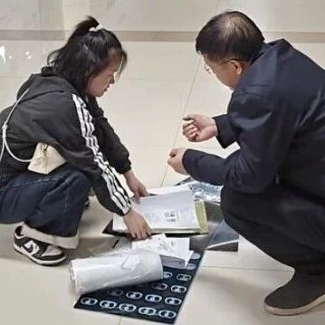 致敬！患者没挂上号，主任医师蹲地上给患者看CT