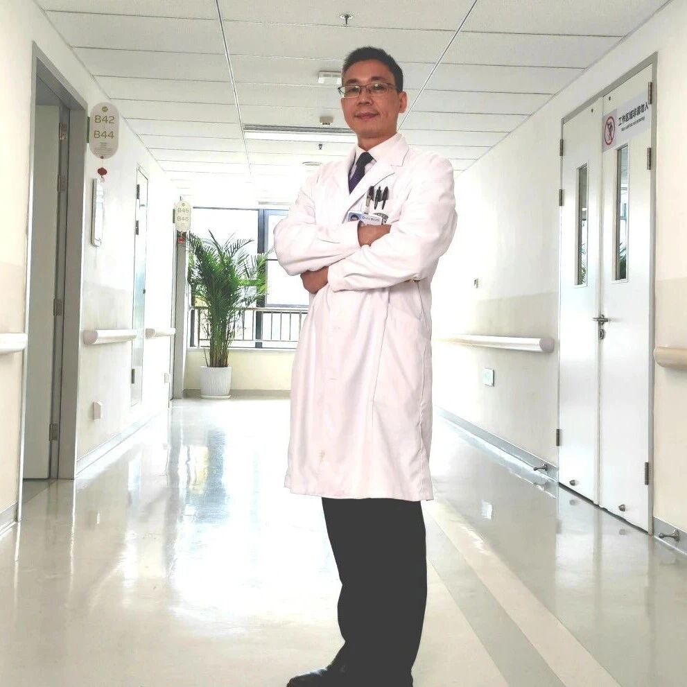 当医生，每天都要照三面镜子