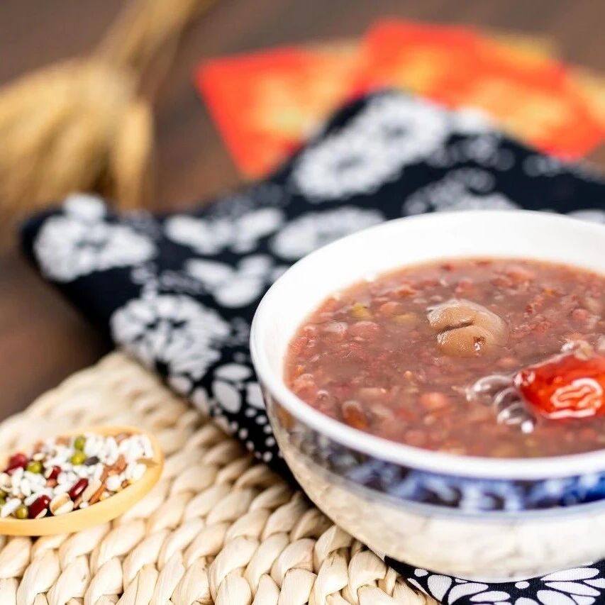 「相思豆」不仅最相思，还是能顶半边天的“超级食物”！多项研究实锤：红豆能控糖减脂、护心护脑、养肠护肤，它的皮是精华