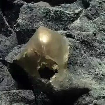 3000多米海底发现神秘"金球"，科学家花了2年多才弄清楚它到底是什么