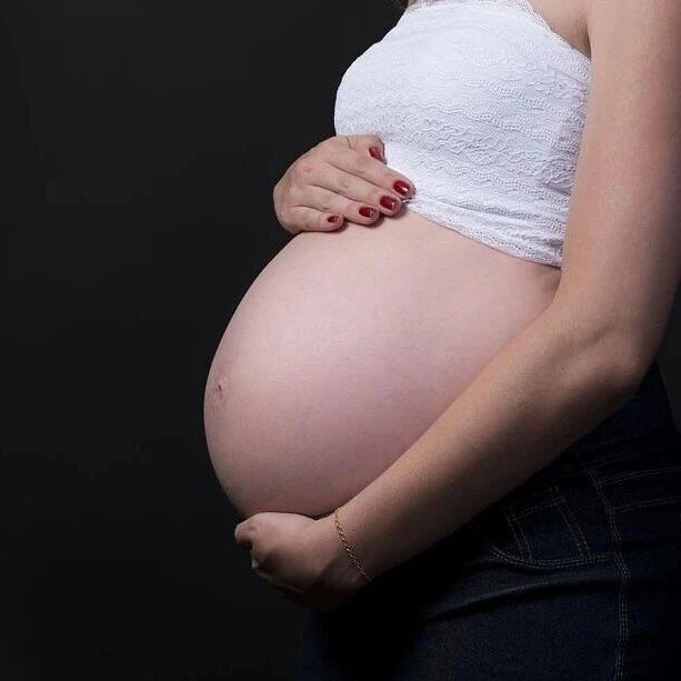 宝宝出生时是“小肉墩”还是“小精瘦”？ 最新研究揭秘：孕妈每天坐多久、动多少，竟能通过一个关键因子决定新生儿脂肪堆积