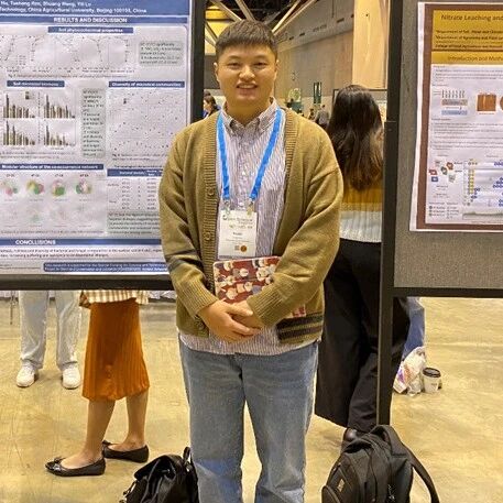 中国农业大学博士生第一作者在《Nature》旗下期刊发表研究论文，取得微生物重塑土壤水汽吸附交叉学科领域的新进展