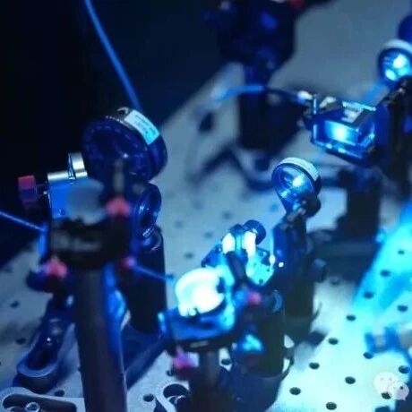 中国科学技术大学自旋磁共振实验室：量子点定向发光 | Nature Photonics