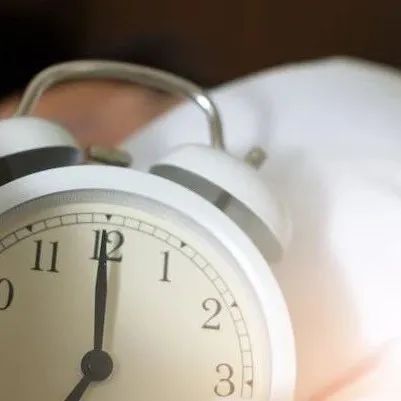 科学家确定“最佳入睡时间”段！睡早了，或睡太晚，都存在健康风险...